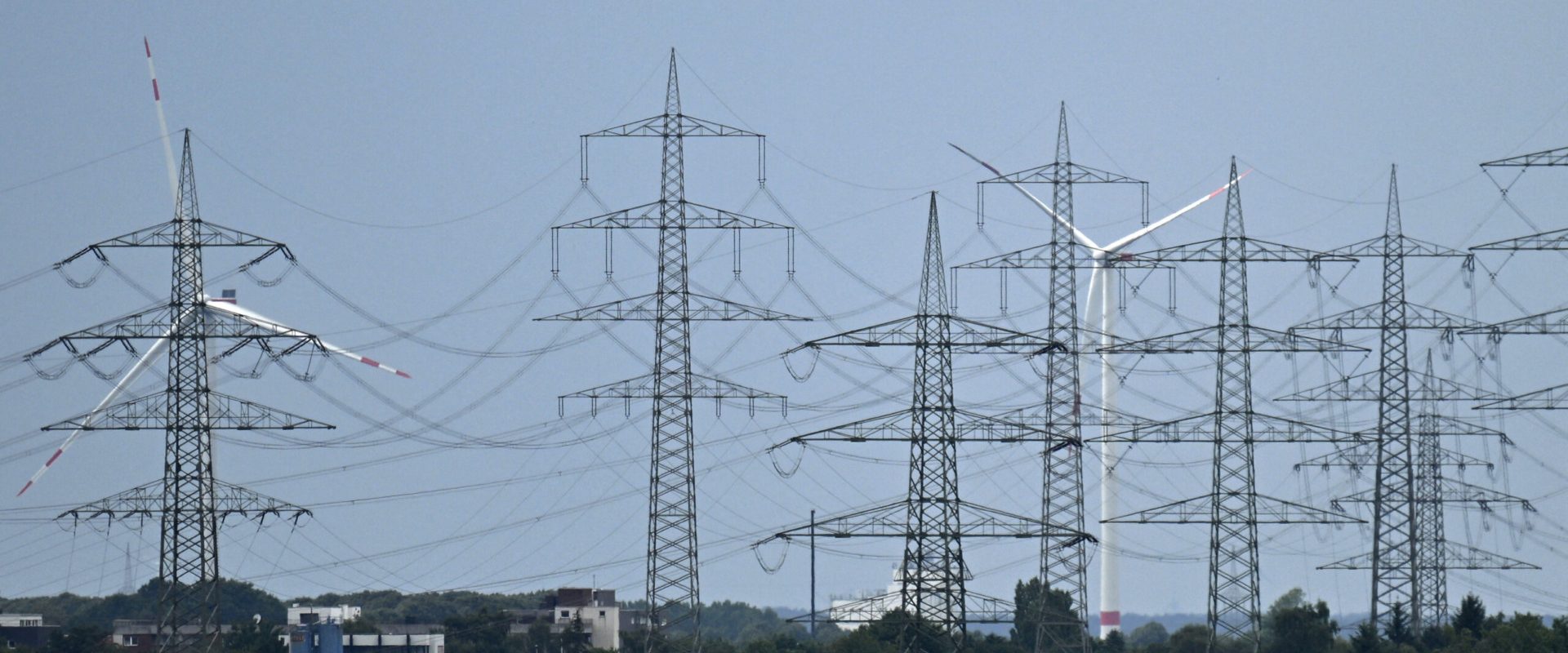 Ue evaluează măsuri urgente pentru ieftinirea energiei
