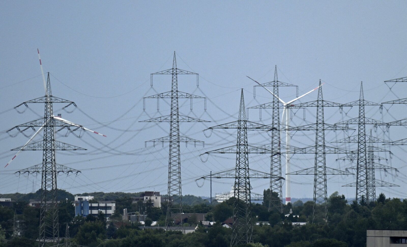 Ue evaluează măsuri urgente pentru ieftinirea energiei