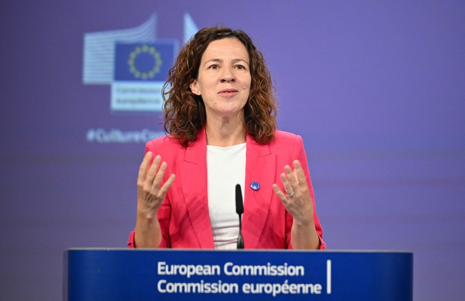 Inteligența artificială redefinește educația: Ghiduri europene pentru utilizarea responsabilă în școli Inteligența artificială (IA) transformă profund sistemele educaționale, iar profesorii trebuie să se adapteze rapid la aceste schimbări