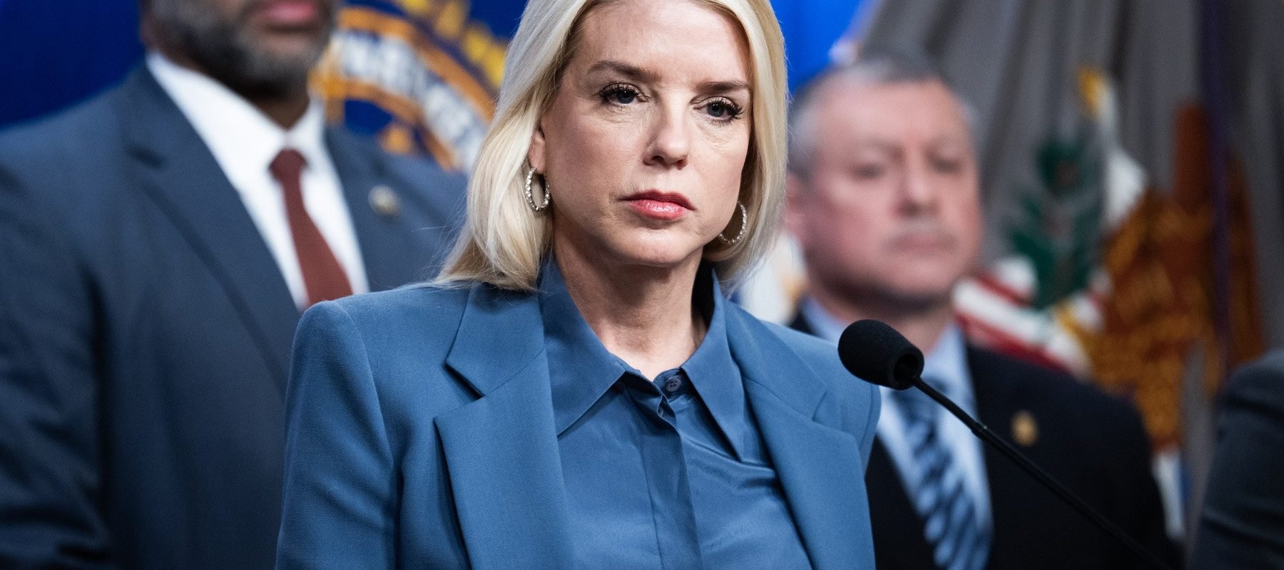 Pam Bondi, citată să depună mărturie în cazul Epstein Fosta procuroare generală a statului Florida, Pam Bondi, a fost citată să depună mărturie sub jurământ în fața Comisiei de Supraveghere a Camerei Reprezentanților din SUA, în cadrul anchetei privind abuzurile sexuale ale lui Jeffrey Epstein