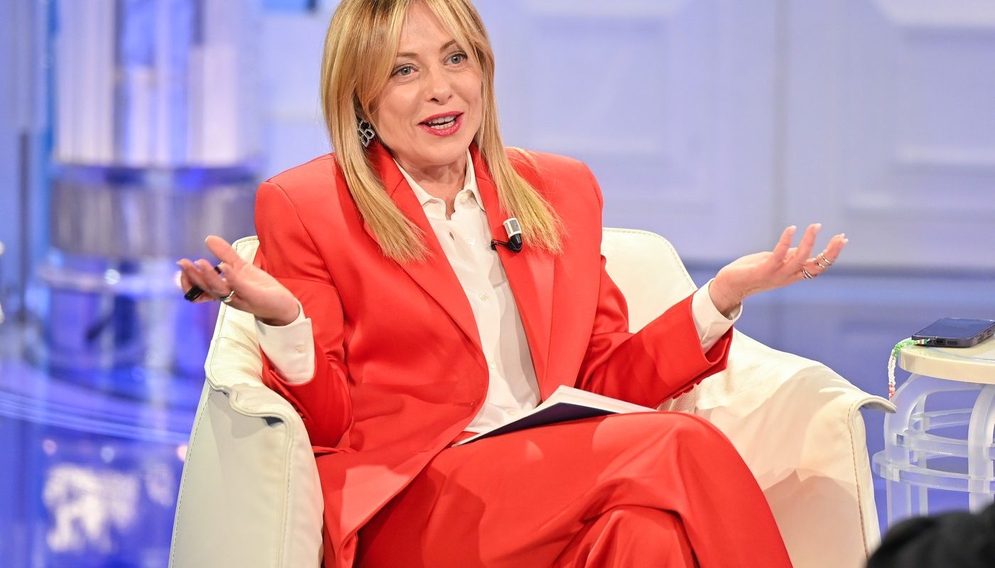 Meloni, mai aproape de Orbán decât de majoritatea UE în privința Ucrainei Premierul italian Giorgia Meloni a stârnit dezbateri în cadrul Uniunii Europene după ce și-a exprimat înțelegerea față de poziția liderului ungar Viktor Orbán în legătură cu războiul din Ucraina