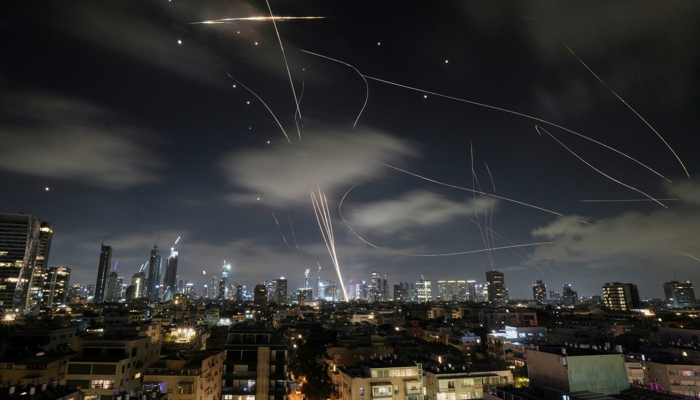 Israel și Iran, schimb de atacuri cu rachete și drone, pe fondul sărbătorilor Eid al-Fitr Conflictul dintre Israel și Iran a escaladat vineri dimineață, pe fondul sărbătorilor musulmane Eid al-Fitr, cu atacuri reciproce masive cu rachete și drone