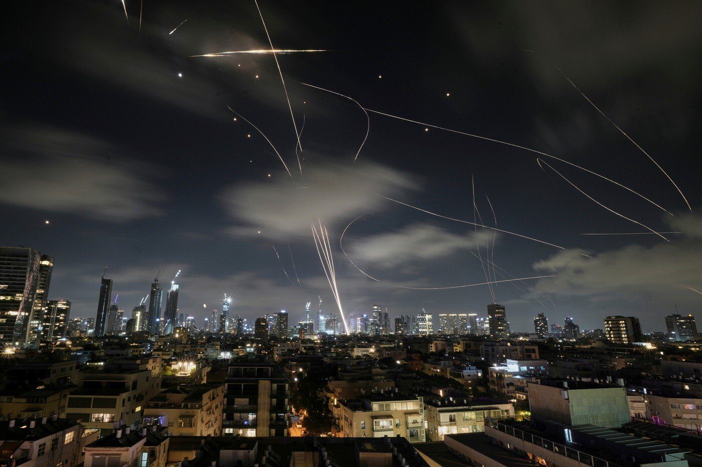 Israel și Iran, schimb de atacuri cu rachete și drone, pe fondul sărbătorilor Eid al-Fitr Conflictul dintre Israel și Iran a escaladat vineri dimineață, pe fondul sărbătorilor musulmane Eid al-Fitr, cu atacuri reciproce masive cu rachete și drone
