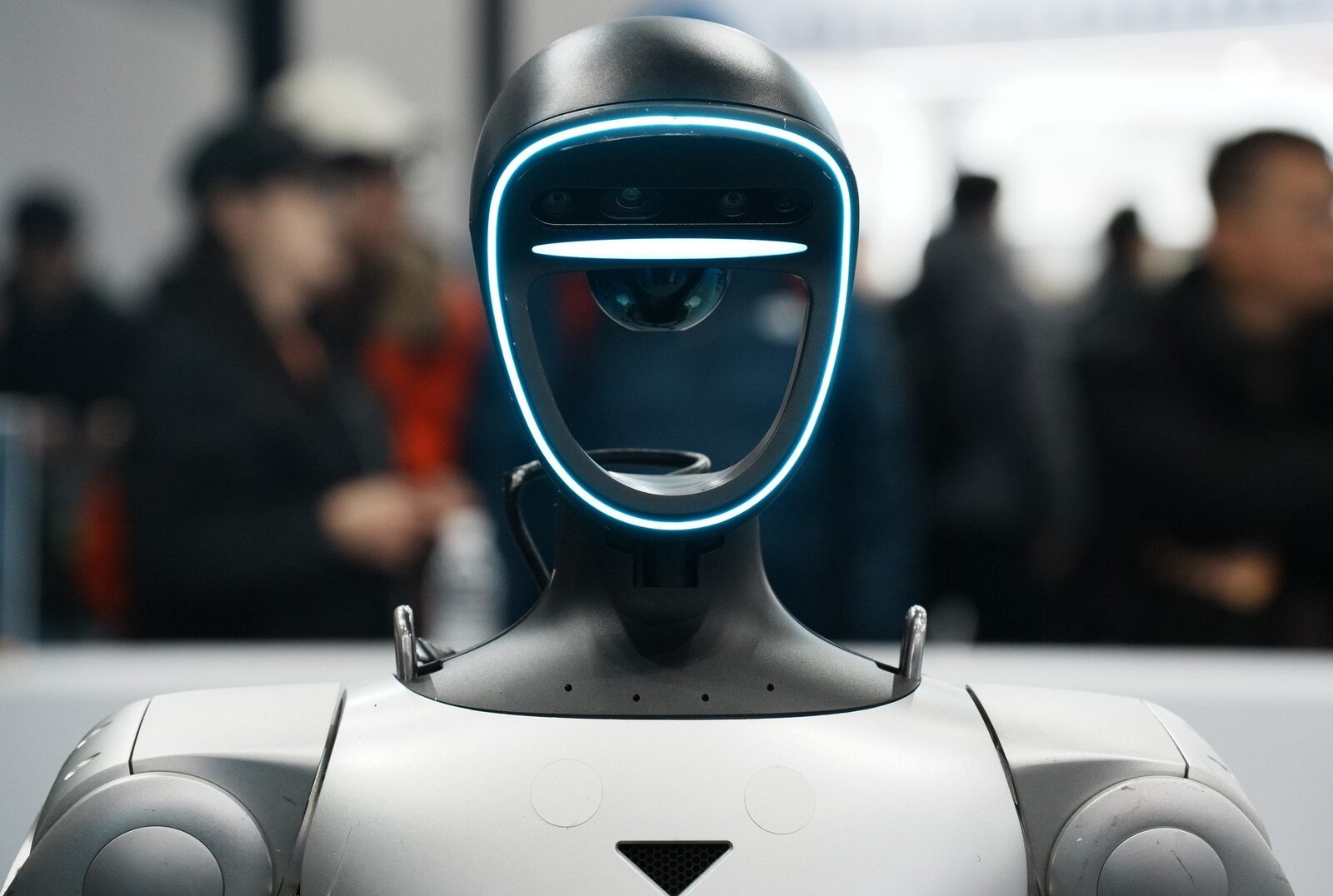 Un robot dansator a provocat panică într-un restaurant chinezesc din California, distrugând farfurii și împrăștiind bețișoare pentru mâncat, în loc să efectueze mișcările programate