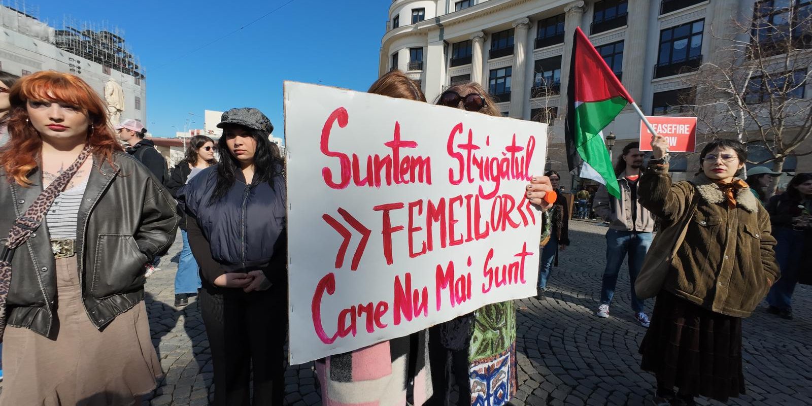 Protest de 8 Martie în București: Opoziție față de Politicile de Austeritate București, 8 martie – Câteva sute de persoane s-au adunat duminică, în fața Universității București, pentru a protesta împotriva măsurilor de austeritate implementate de autorități