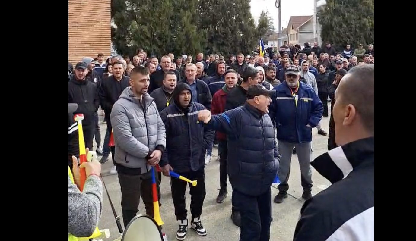 Proteste fără încetare la Târgu Jiu: Minerii cer demisii și contestă concedierile Târgu Jiu este scena unor proteste ample pentru a treia zi consecutiv, angajații Complexului Energetic Oltenia (CEO) manifestând nemulțumirea față de conducerea companiei și față de deciziile privind concedieri colective