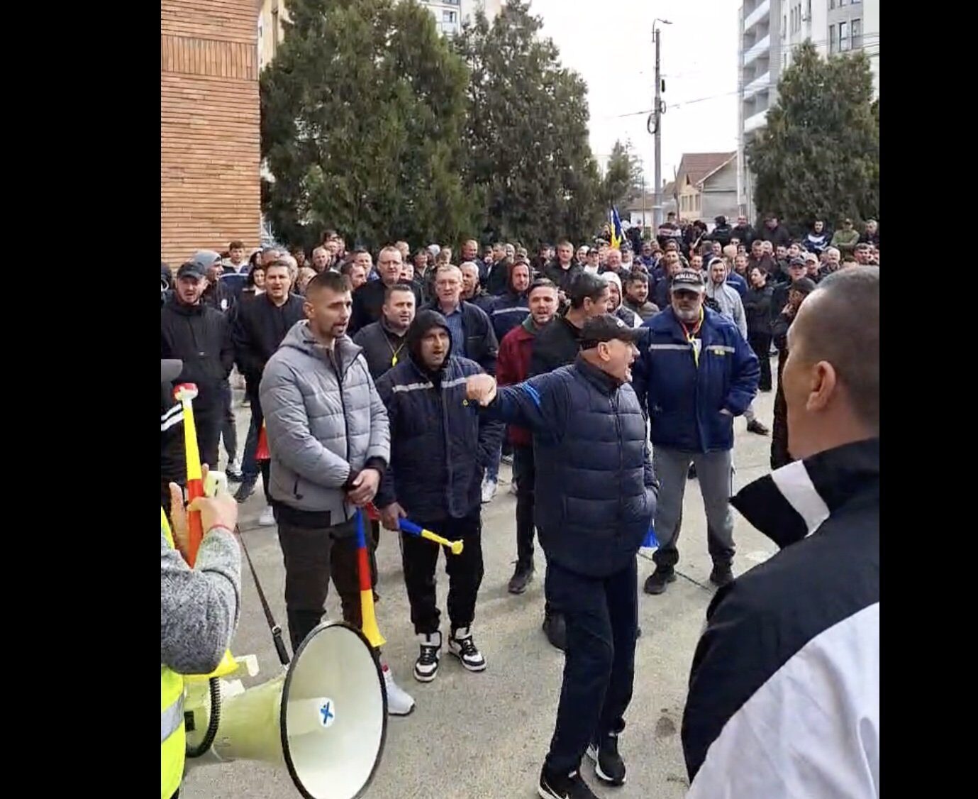 Proteste fără încetare la Târgu Jiu: Minerii cer demisii și contestă concedierile Târgu Jiu este scena unor proteste ample pentru a treia zi consecutiv, angajații Complexului Energetic Oltenia (CEO) manifestând nemulțumirea față de conducerea companiei și față de deciziile privind concedieri colective