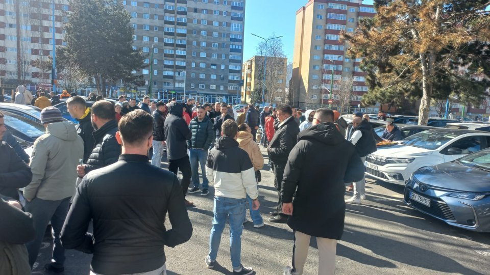 Șoferii de taxi din Brașov protestează din cauza tarifelor mici și a prețurilor mari la combustibil Brașov, 14 martie 2024 – Zeci de șoferi de taxi au oprit lucrul și au ieșit în stradă, nemulțumiți de veniturile tot mai mici, în condițiile în care costurile cu combustibilul au crescut