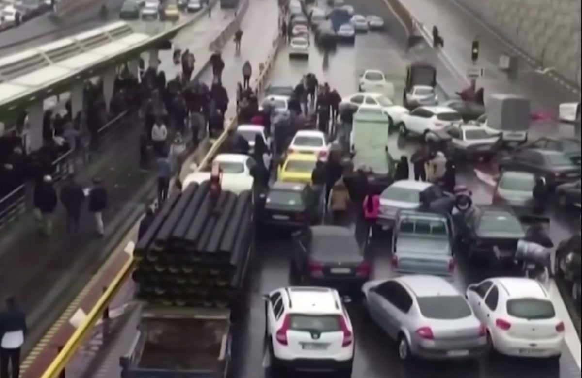 Inflația galopantă în Iran: O problemă accentuată Rata anuală a inflației în Iran a crescut la 50,6% la mijlocul lunii martie, înregistrând o majorare de trei puncte procentuale față de luna precedentă