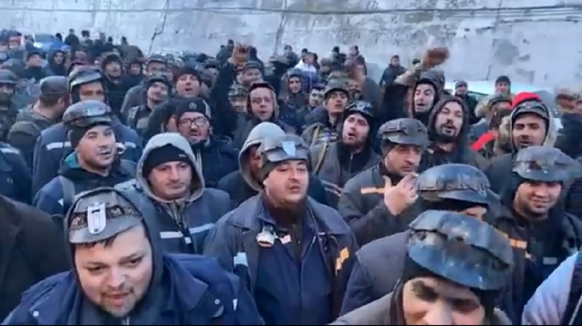 Mineri din Gorj protestează la București, nemulțumiți de soarta locurilor de muncă Aproximativ o mie de mineri din județul Gorj au pornit spre București pentru a protesta în fața Guvernului