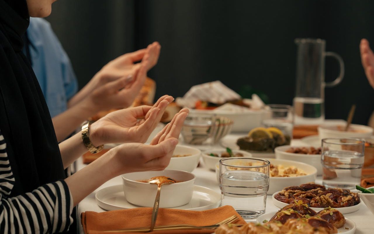 Ramazan Bayram: O sărbătoare a bucuriei și a speranței după luna de post Ziua de Ramazan Bayram marchează încheierea lunii de post a Ramadanului pentru musulmani, o perioadă de rugăciune, reflecție și purificare spirituală