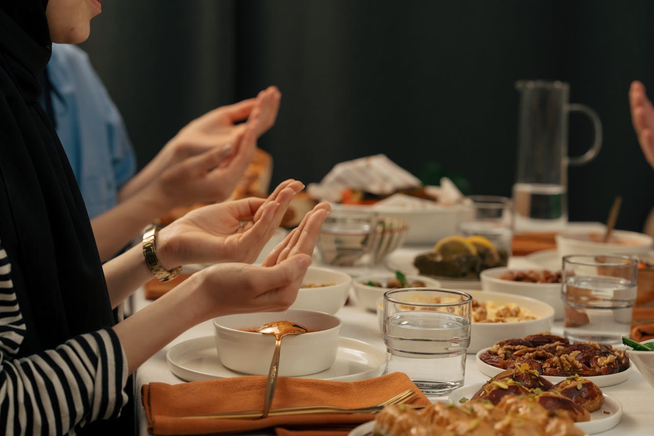 Ramazan Bayram: O sărbătoare a bucuriei și a speranței după luna de post Ziua de Ramazan Bayram marchează încheierea lunii de post a Ramadanului pentru musulmani, o perioadă de rugăciune, reflecție și purificare spirituală