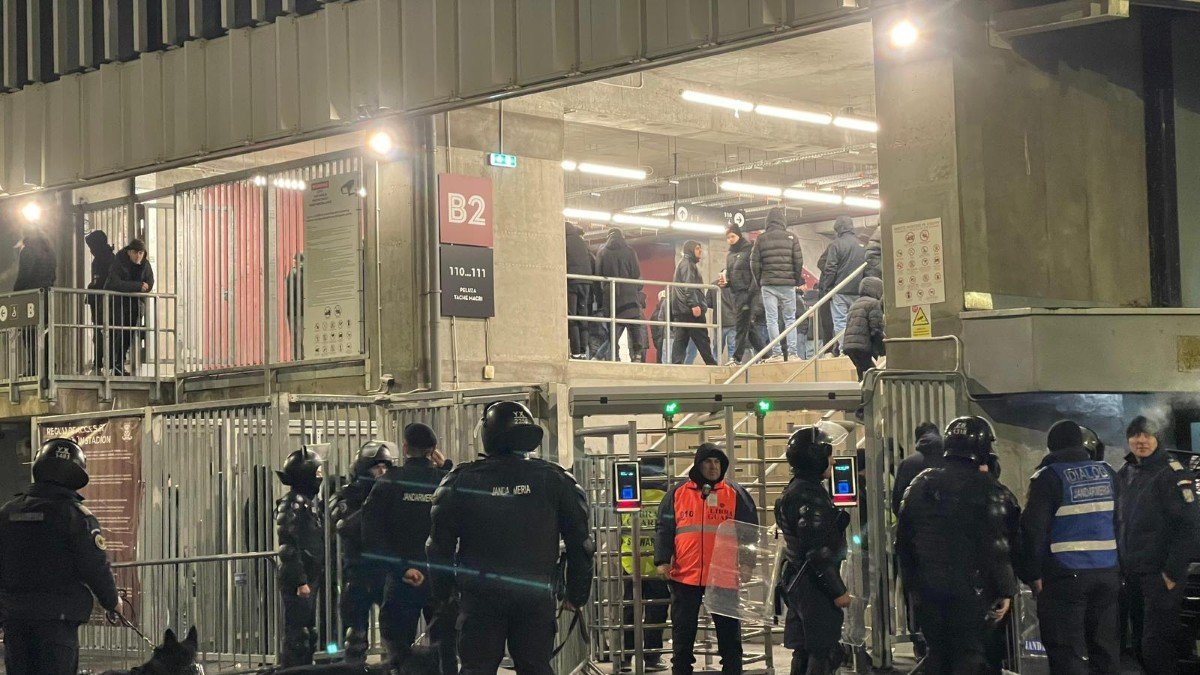 Amenzi de peste 90.000 de lei și percheziții după incidentele de la meciul Rapid – Petrolul Incidentele violente care au avut loc în timpul meciului de fotbal dintre FC Rapid București și FC Petrolul Ploiești au atras după sine percheziții, sancțiuni financiare consistente și interdicții de acces la evenimente sportive pentru mai multe persoane