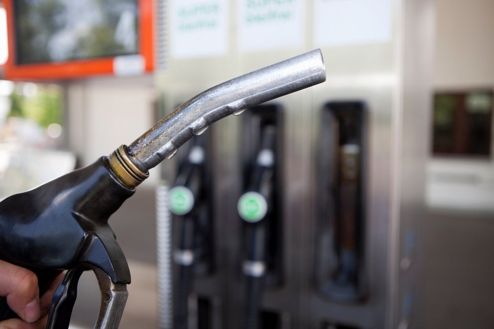 Slovacia introduce restricții la carburanți pe fondul crizei energetice Guvernul slovac a impus limite clare pentru achiziționarea de carburanți și a restricționat transportul acestora, ca răspuns la o criză energetică accentuată
