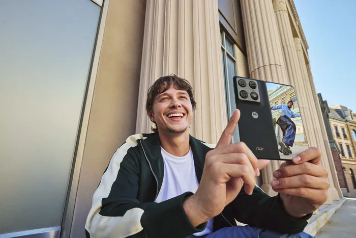 Motorola lansează razr fold și edge 70 fusion, premiere cu FIFA World Cup 26