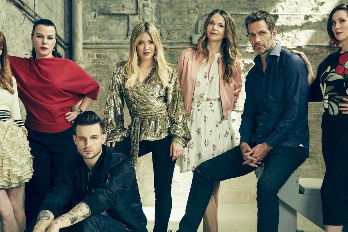 „Younger” pe Netflix: O comedie savuroasă, dar cu rezerve Serialul „Younger” este o producție de comedie-dramă disponibilă pe platforma Netflix, care explorează teme precum vârsta, feminismul și căutarea identității în lumea modernă