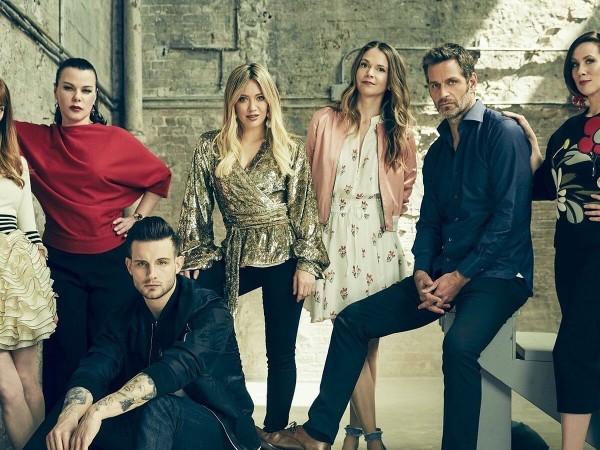 „Younger” pe Netflix: O comedie savuroasă, dar cu rezerve Serialul „Younger” este o producție de comedie-dramă disponibilă pe platforma Netflix, care explorează teme precum vârsta, feminismul și căutarea identității în lumea modernă