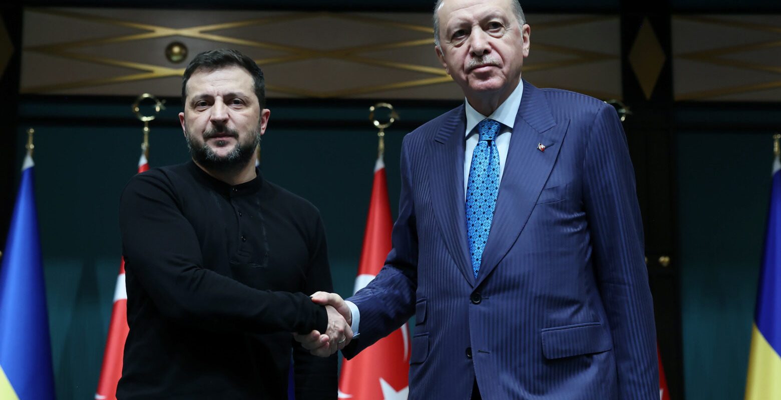 Erdogan reafirmă sprijinul pentru Ucraina, subliniind importanța negocierilor Războiul din Orientul Mijlociu nu ar trebui să umbrească eforturile de pace în Ucraina, a declarat marți președintele turc Recep Tayyip Erdogan în cadrul unei convorbiri telefonice cu omologul său ucrainean, Volodimir Zelenski