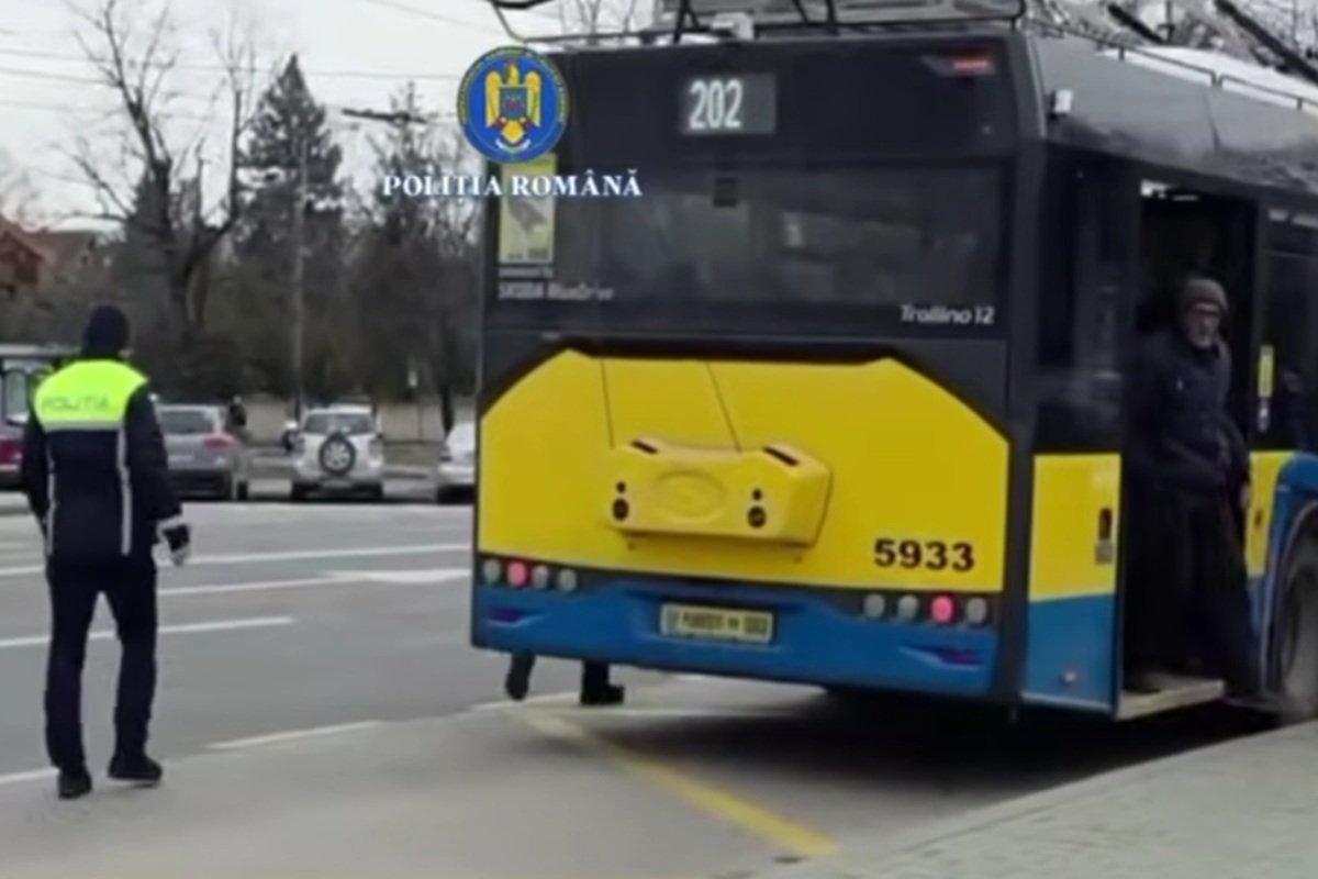 Troleibuzele din Ploiești, fără ITP timp de trei decenii Troleibuzele care asigură transportul public în Ploiești circulă fără inspecție tehnică periodică (ITP) de aproape 30 de ani, de la introducerea acestora în oraș, potrivit informațiilor vehiculate în spațiul public