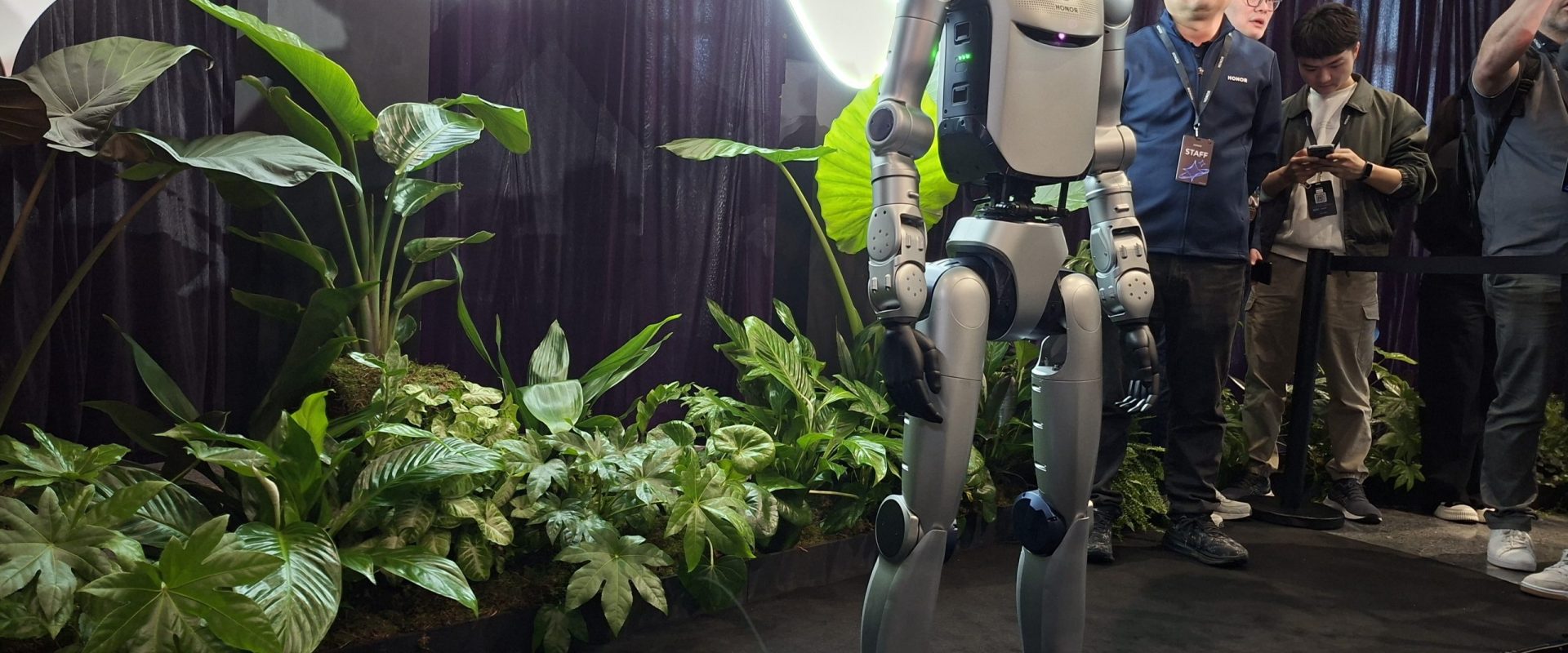 Honor: Robot umanoid AI dansează pe scenă cu oameni VIDEO