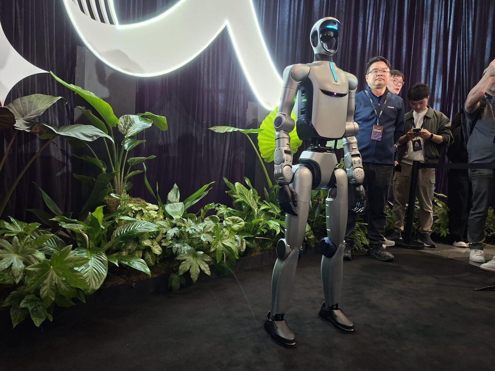 Honor: Robot umanoid AI dansează pe scenă cu oameni VIDEO