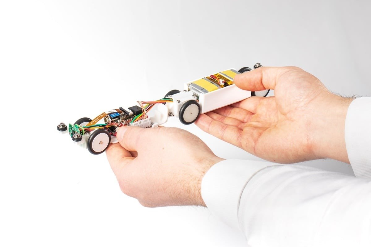 Un robot-șoarece, noul ochi al acceleratorului de particule CERN Un robot de mici dimensiuni, botezat PipeINEER, a fost creat pentru a inspecta, în condiții dificile, tunelurile uriașului accelerator de particule Large Hadron Collider (LHC) de la CERN