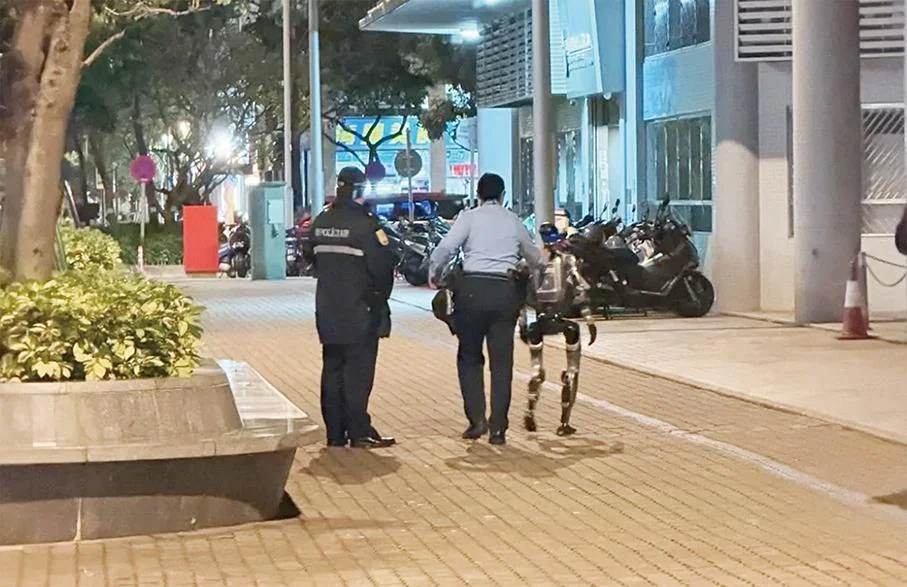 Un robot umanoid a fost escortat de poliție în Macao, după ce a provocat panică într-un complex rezidențial, evenimentul devenind rapid viral pe rețelele sociale