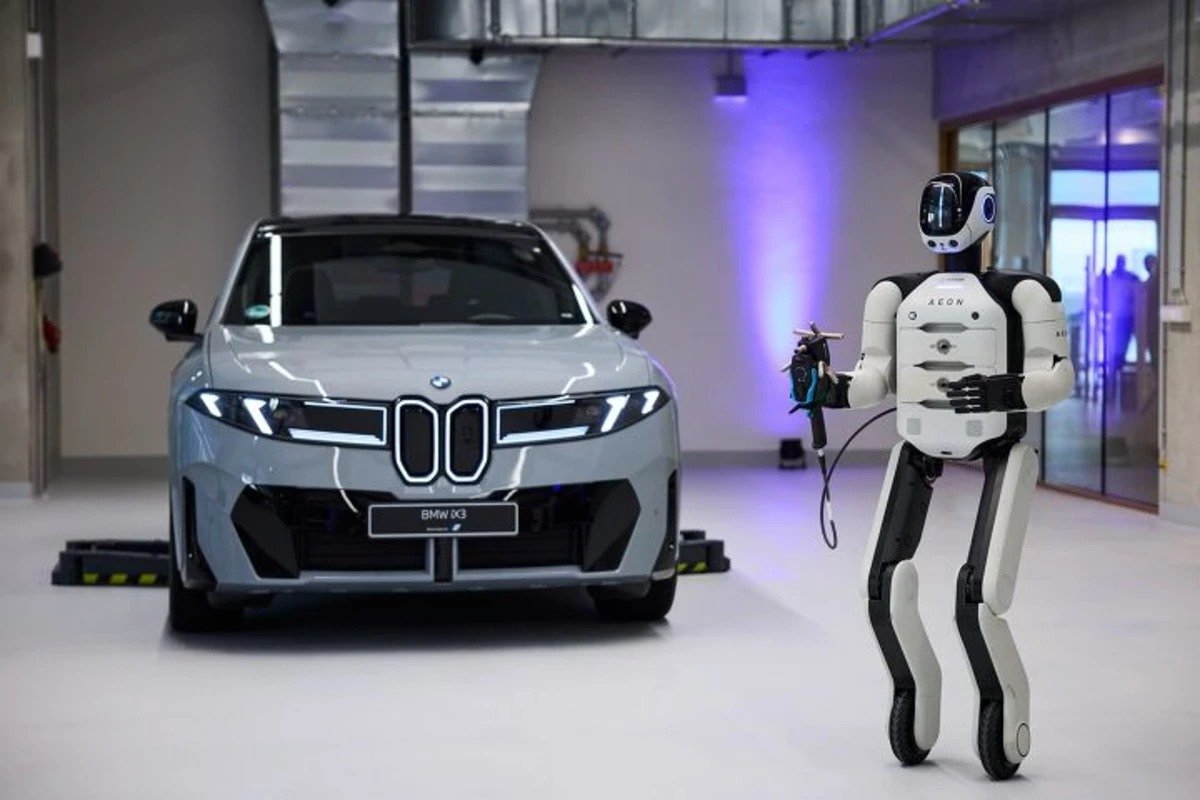 Roboții umanoizi, de la demonstrații tehnologice la uzinele auto? BMW testează terenul Constructorul auto german BMW face pași importanți în direcția integrării roboților umanoizi în procesul de producție