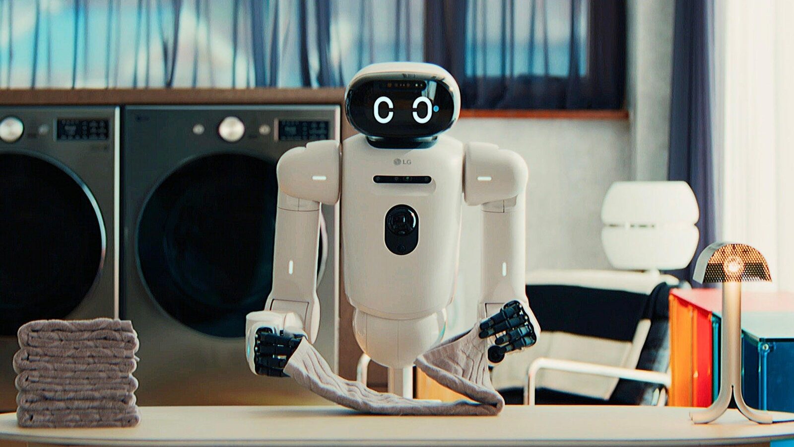 Roboții, față în față cu o provocare: împăturirea hainelor Împăturirea hainelor, o sarcină cotidiană pentru oameni, reprezintă o adevărată provocare pentru roboți