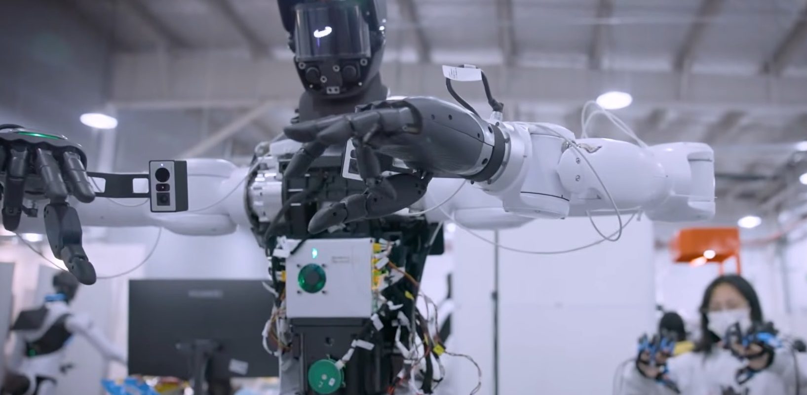 Roboții umanoizi, tot mai aproape de realitate: China investește masiv în inteligența artificială O școală de roboți din Wuhan, China, utilizează o metodă inovatoare de antrenament pentru a învăța roboții umanoizi să execute sarcini complexe