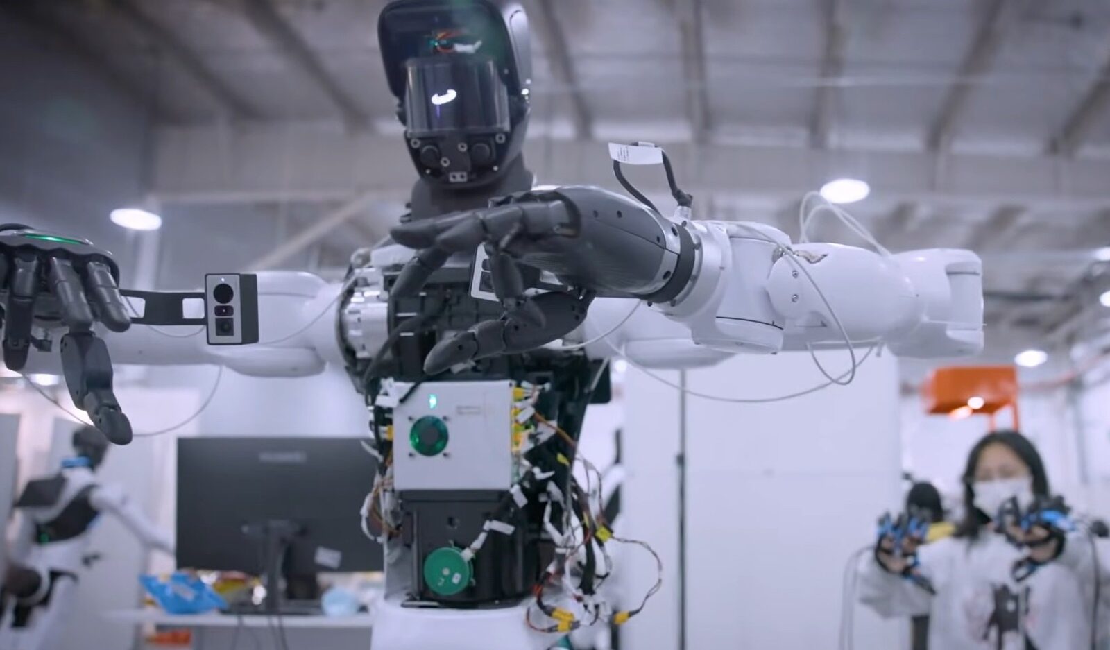 Roboții umanoizi, tot mai aproape de realitate: China investește masiv în inteligența artificială O școală de roboți din Wuhan, China, utilizează o metodă inovatoare de antrenament pentru a învăța roboții umanoizi să execute sarcini complexe