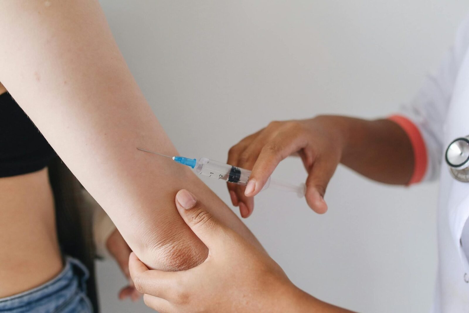 Adulții în vârstă care primesc vaccin antigripal în doze mari prezintă un risc semnificativ mai scăzut de a dezvolta boala ALZHEIMER, conform unui studiu recent