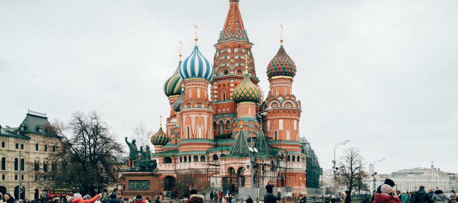 Moscoviții, nemulțumiți de restricțiile impuse pe internetul mobil, invocate de guvern pentru motive de securitate Guvernul rus a implementat recent restricții asupra accesului la internetul mobil, justificate prin necesitatea de a proteja populația de eventuale atacuri ucrainene