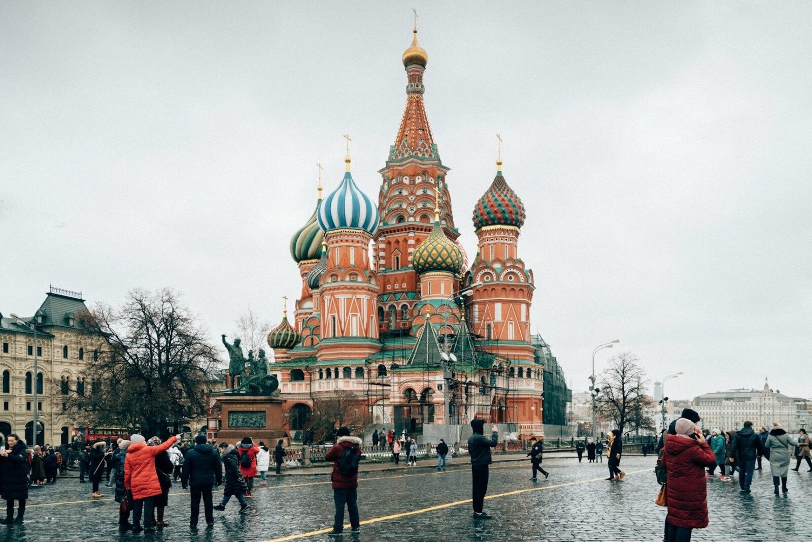 Moscoviții, nemulțumiți de restricțiile impuse pe internetul mobil, invocate de guvern pentru motive de securitate Guvernul rus a implementat recent restricții asupra accesului la internetul mobil, justificate prin necesitatea de a proteja populația de eventuale atacuri ucrainene
