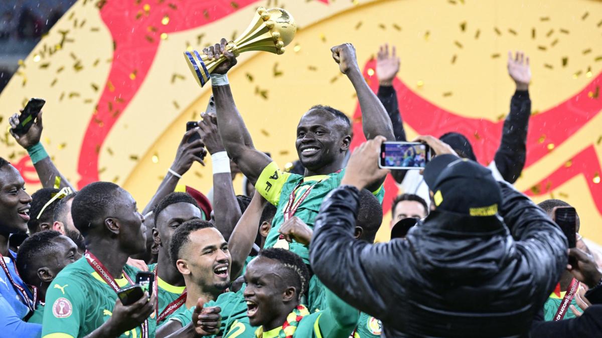 Marocul, campioana Cupei Africii pe Națiuni, după o decizie controversată pe teren verde O decizie surprinzătoare a Curții de Apel a Confederației Africane de Fotbal (CAF) a răsturnat rezultatul finalei Cupei Africii pe Națiuni (CAN) 2025, acordând victoria Marocului cu 3-0