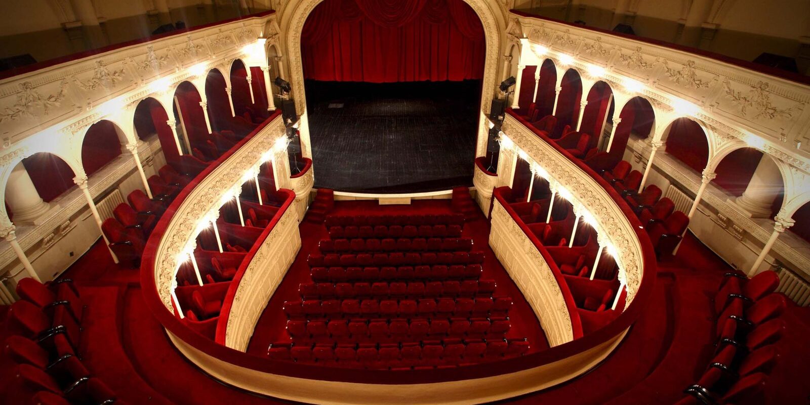 Directorii interimari ai teatrelor bucureștene, menținuți în funcție cel puțin până în aprilie Concursurile pentru desemnarea directorilor teatrelor din București vor fi organizate, dar actualii directori interimari își vor păstra mandatele cel puțin până în luna aprilie