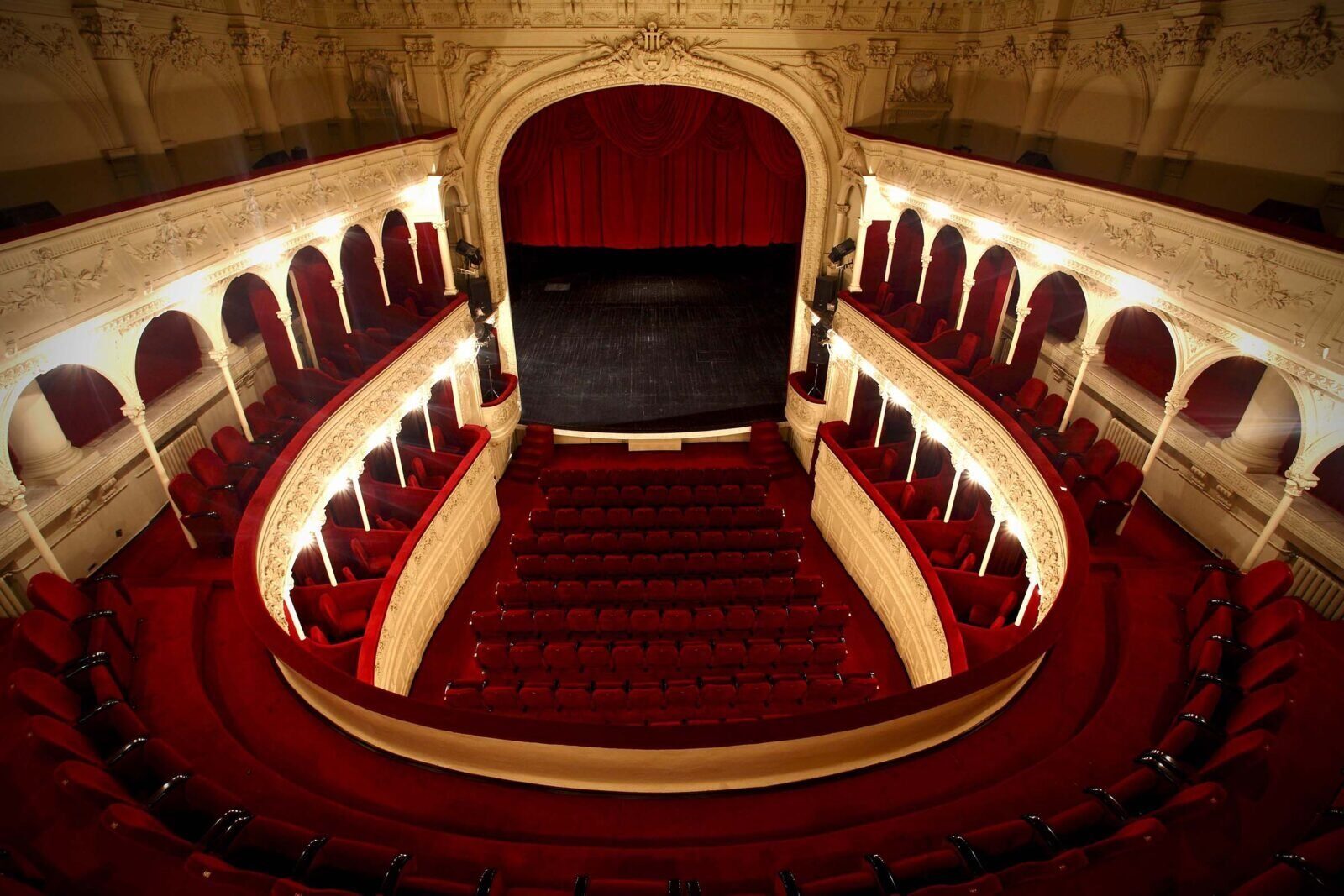 Directorii interimari ai teatrelor bucureștene, menținuți în funcție cel puțin până în aprilie Concursurile pentru desemnarea directorilor teatrelor din București vor fi organizate, dar actualii directori interimari își vor păstra mandatele cel puțin până în luna aprilie