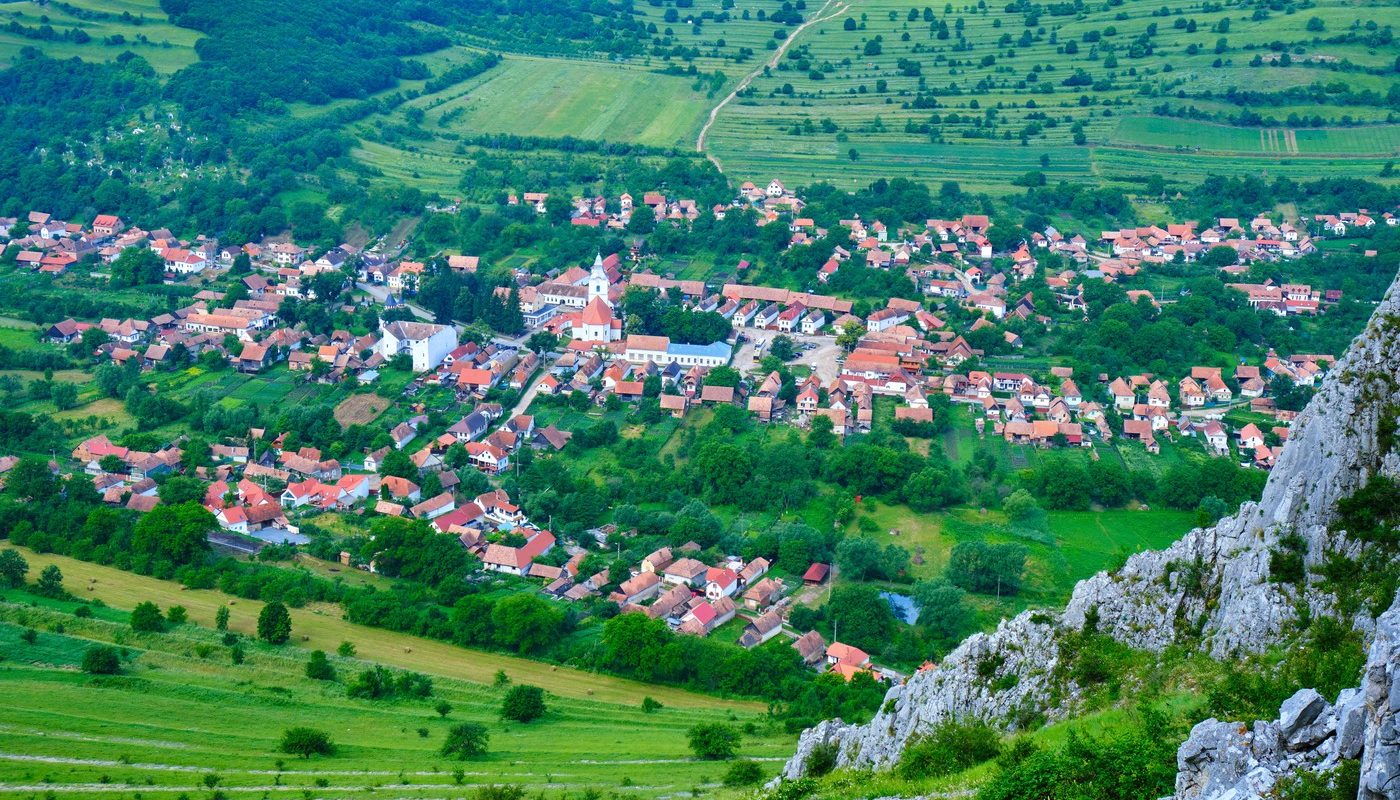 Satul românesc care atrage tot mai mulți turiști străini Un sat pitoresc din România a devenit o destinație tot mai căutată de turiștii străini, atrași de peisajele sale montane și de liniștea specifică zonelor rurale
