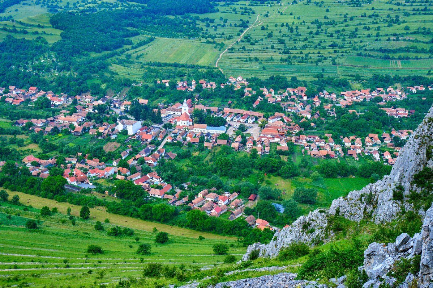 Satul românesc care atrage tot mai mulți turiști străini Un sat pitoresc din România a devenit o destinație tot mai căutată de turiștii străini, atrași de peisajele sale montane și de liniștea specifică zonelor rurale