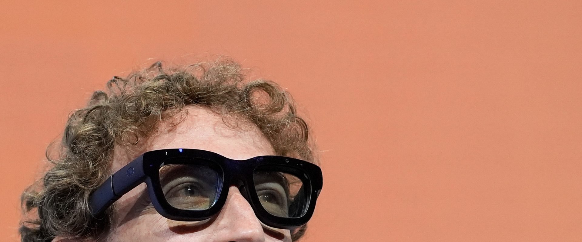 Scandalul ochelarilor inteligenți: Autoritățile britanice cer explicații de la Meta Autoritatea britanică pentru protecția datelor a anunțat că va investiga modul în care Meta gestionează imaginile și videoclipurile captate de ochelarii inteligenți Ray-Ban