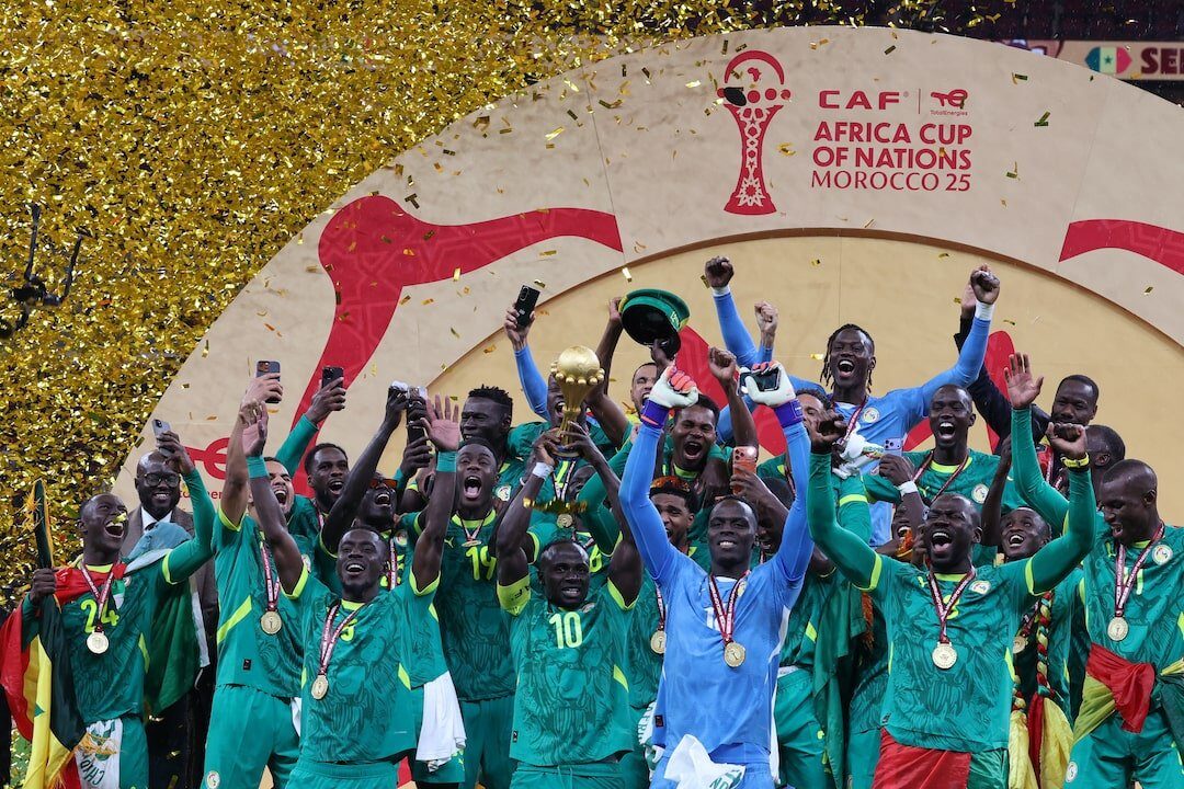 Senegal sărbătorește triumful la Cupa Africii, Marocul, învins, își plânge eșecul Cu 59 de zile în urmă, capitalul senegalez Sadio Mané ridica deasupra capului trofeul Cupei Africii pe un fond de confetti aurii, în timp ce coechipierii săi, epuizați, sărbătoreau victoria, relatează agențiile internaționale