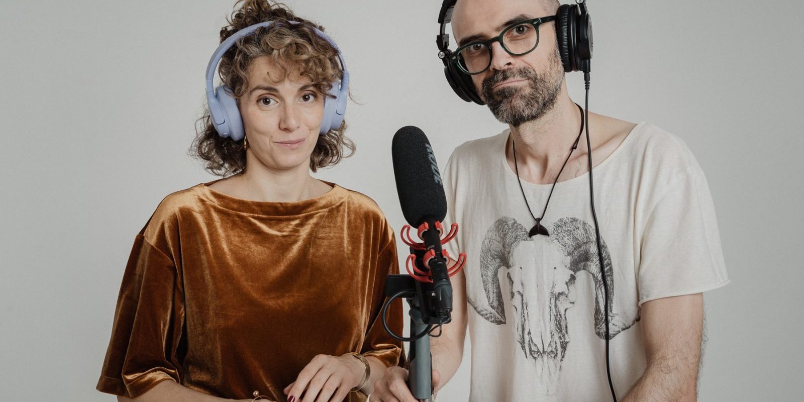 Un nou serial audio abordează fraudele online, un fenomen în creștere în România Un nou serial audio, intitulat sugestiv „Țeapă, Țeapă, Țeapă”, își propune să aducă în atenția publicului fenomenul fraudelor online, cu o abordare care îmbină elemente de storytelling cu o analiză aprofundată a mecanismelor de manipulare