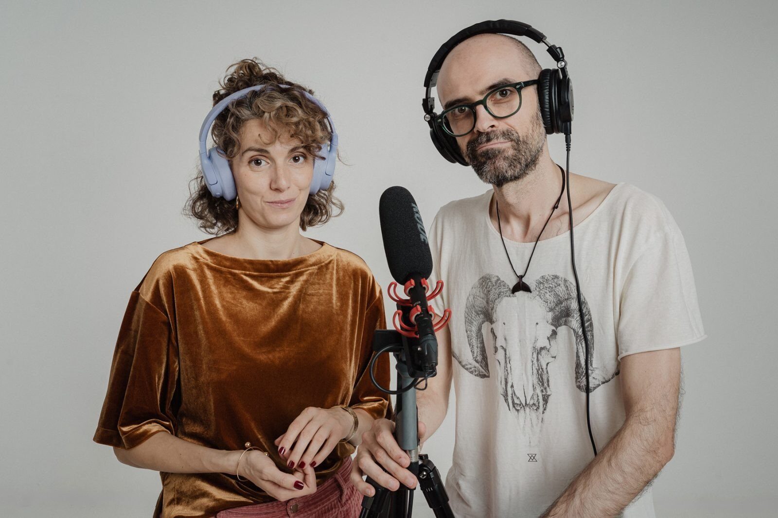 Un nou serial audio abordează fraudele online, un fenomen în creștere în România Un nou serial audio, intitulat sugestiv „Țeapă, Țeapă, Țeapă”, își propune să aducă în atenția publicului fenomenul fraudelor online, cu o abordare care îmbină elemente de storytelling cu o analiză aprofundată a mecanismelor de manipulare