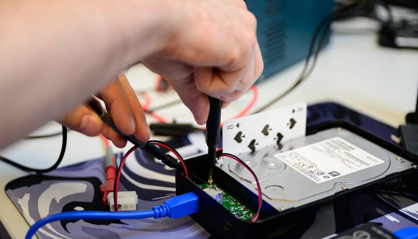 HDD-urile ascund secrete: SMR versus CMR și alte detalii vitale Alegerea unui hard disk (HDD) nu mai este o simplă problemă de capacitate de stocare, ci o decizie complexă care implică înțelegerea unor detalii tehnice cruciale