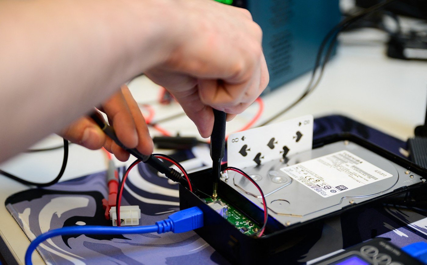 HDD-urile ascund secrete: SMR versus CMR și alte detalii vitale Alegerea unui hard disk (HDD) nu mai este o simplă problemă de capacitate de stocare, ci o decizie complexă care implică înțelegerea unor detalii tehnice cruciale