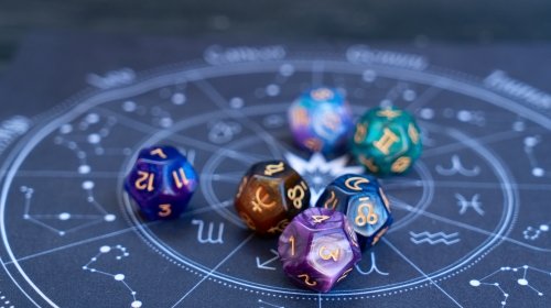 Horoscop: Saturn vine să testeze visul, cu reguli și responsabilitate După conjuncția Soare–Neptun în Berbec, ziua de 25 martie aduce întâlnirea dintre Soare și Saturn, un eveniment astral care promite să aducă responsabilitate și testarea viselor