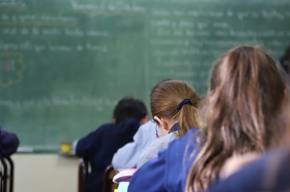 Elevii de clasa a VIII-a dau luni simularea la română, în contextul protestelor profesorilor Aproape toți elevii de clasa a VIII-a din România participă luni, 16 martie, la simularea probei scrise la Limba și Literatura Română pentru Evaluarea Națională 2026