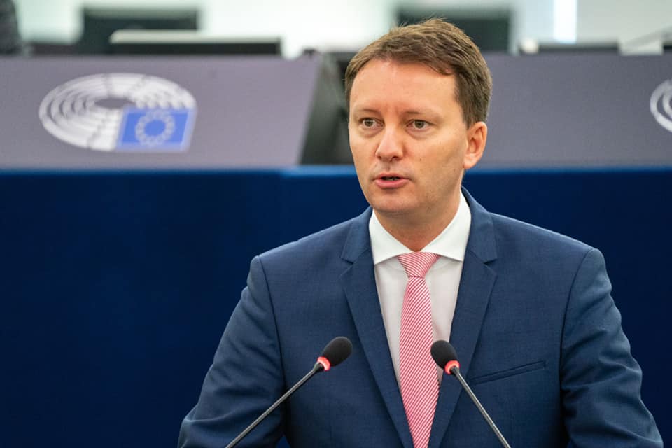 Mureșan (PNL): România plătește 60 de miliarde de lei dobânzi, o parte din vina fiind a PSD Deputatul european Siegfried Mureșan, din partea PNL, atrage atenția asupra sumei semnificative pe care România o alocă în acest an pentru plata dobânzilor aferente împrumuturilor contractate de guvernele anterioare