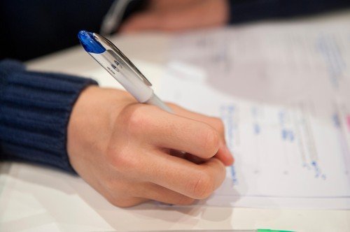 Incendiul simulărilor la Bacalaureat 2026: Incertitudine și tensiuni înaintea startului Anunțul rezultatelor simulărilor pentru Bacalaureatul din 2026 a fost amânat, pe fondul unei crize de încredere în sistemul de evaluare și a unei serii de proteste din partea profesorilor
