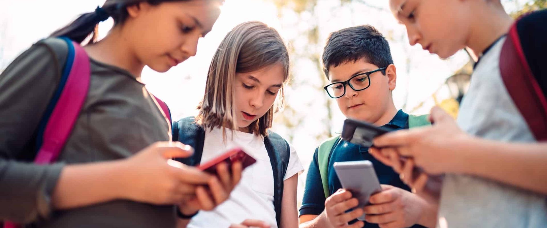 UE intensifică lupta pentru siguranța copiilor pe internet: platformele vor fi trase la răspundere Comisia Europeană își propune să definească o abordare europeană solidă pentru a proteja tinerii online, intensificând presiunea asupra platformelor tehnologice